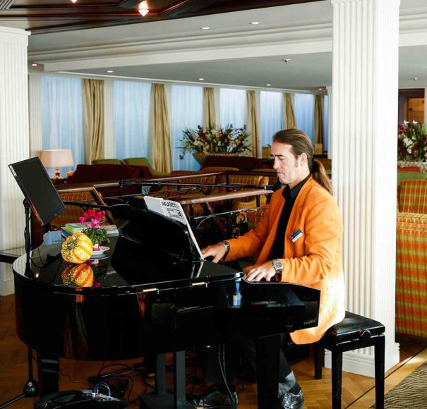 AmaWaterways AmaCello Lounge Bar