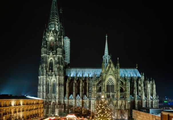 Cologne-Christmas-Market-at-night-with-Cathedral-in-the-Back