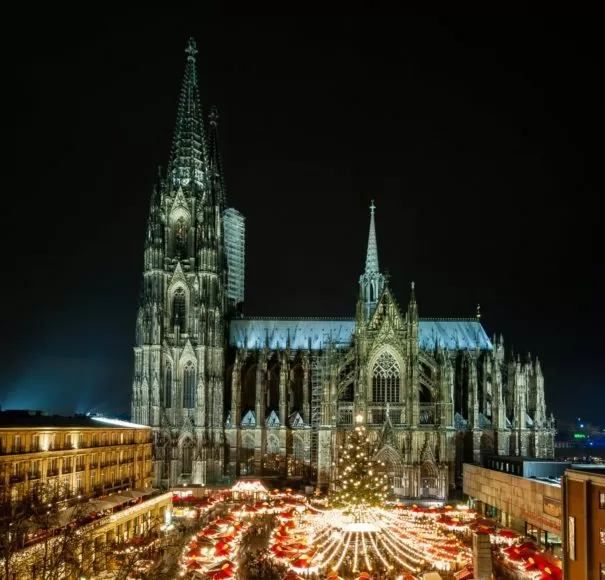 Cologne-Christmas-Market-at-night-with-Cathedral-in-the-Back