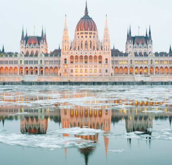 Danube-Budapest-at-winter,-ice-drift-LowRes