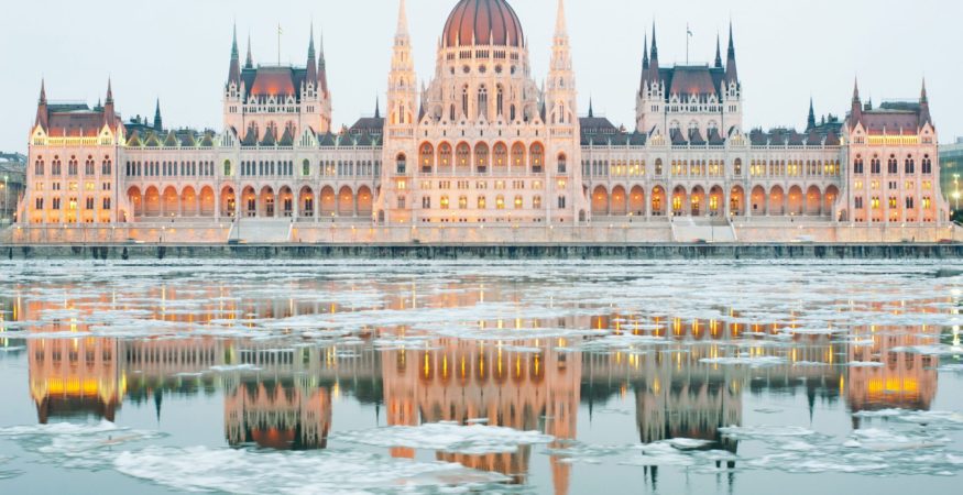 Danube-Budapest-at-winter,-ice-drift-LowRes