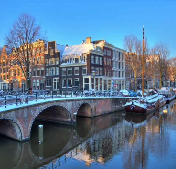 Dutch-city-canals-of-Amsterdam-Winter
