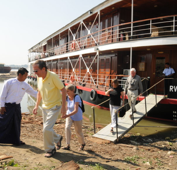 RV Katha Pandaw - Disembarking